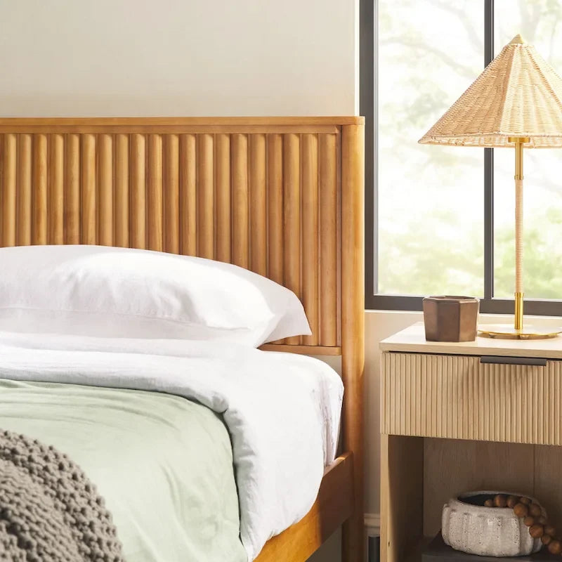 Letto King size in legno massello in stile Transizionale con testiera a pannelli