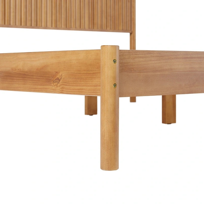 Letto King size in legno massello in stile Transizionale con testiera a pannelli