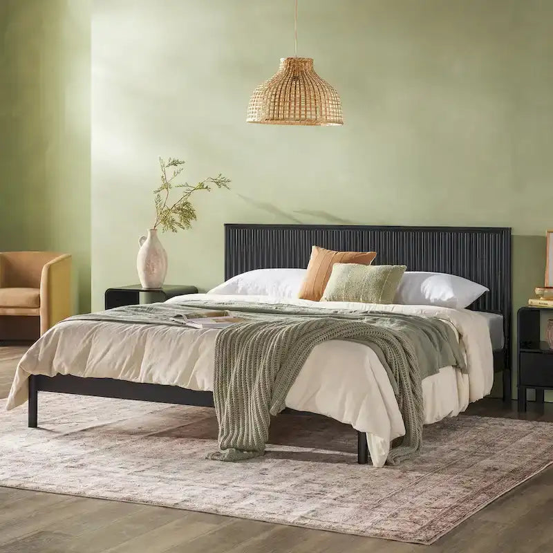 Letto King size in legno massello in stile Transizionale con testiera a pannelli