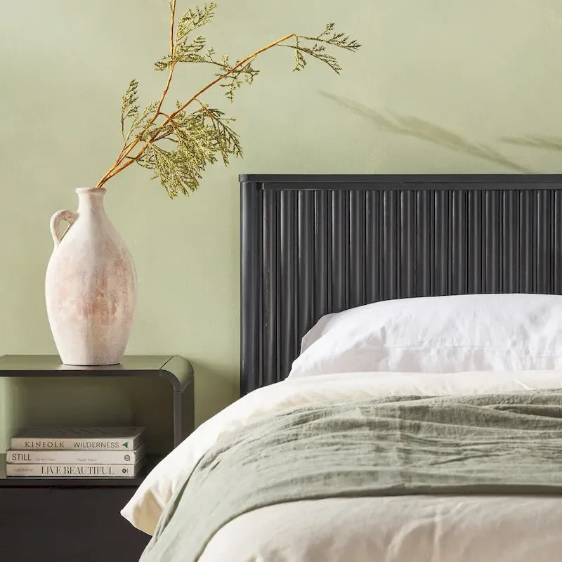 Letto King size in legno massello in stile Transizionale con testiera a pannelli