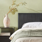 Letto King size in legno massello in stile Transizionale con testiera a pannelli