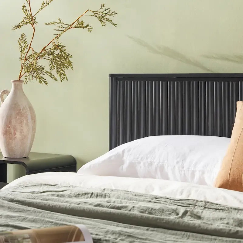 Letto King size in legno massello in stile Transizionale con testiera a pannelli