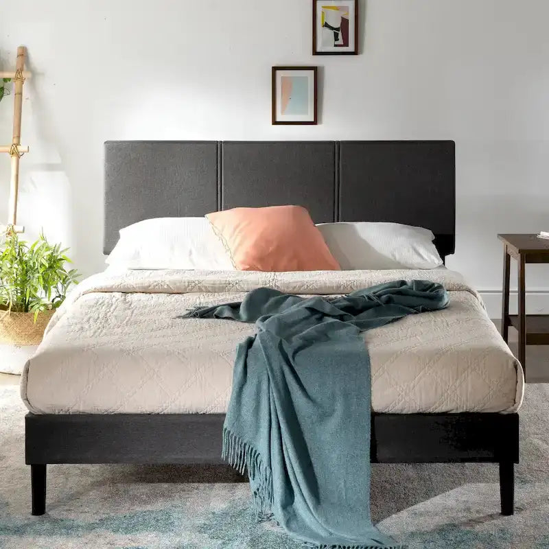Letto imbottito grigio con struttura a doghe in legno