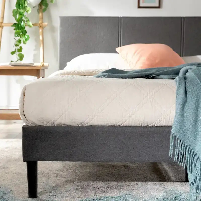 Letto imbottito grigio con struttura a doghe in legno