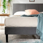 Letto imbottito grigio con struttura a doghe in legno