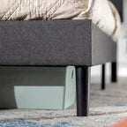 Letto imbottito grigio con struttura a doghe in legno