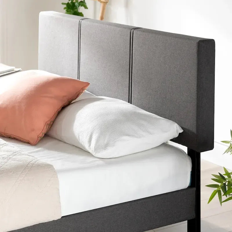 Letto imbottito grigio con struttura a doghe in legno