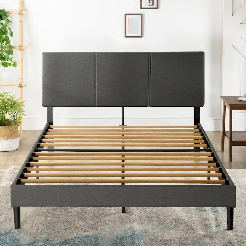 Letto imbottito grigio con struttura a doghe in legno